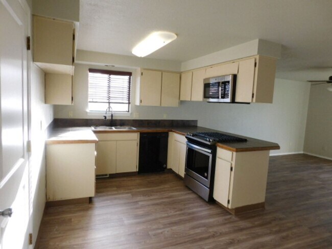 Foto del edificio - 3Bd/2Ba Single Story Home-For viewing!