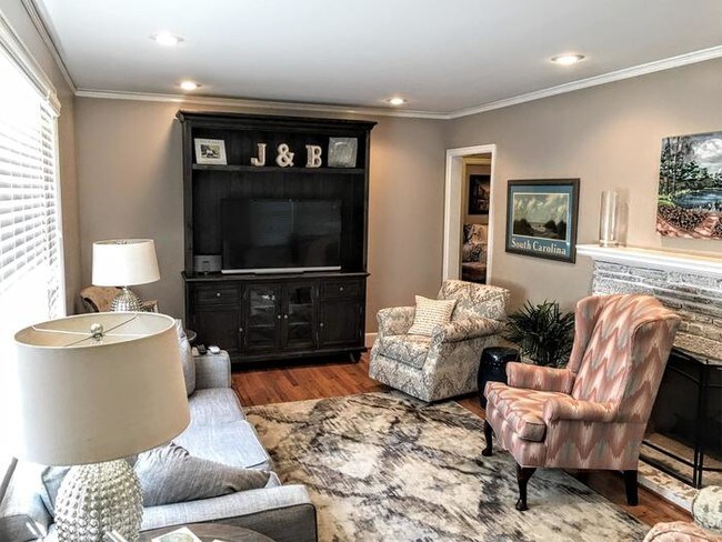 Building Photo - Lovely Updated Rosewood Home