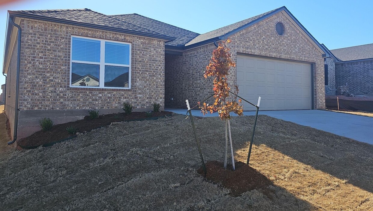 Foto principal - New 4 bedroom 2 bath home in Edmond schools