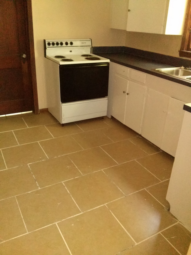 Building Photo - 10658 Iowa Ave