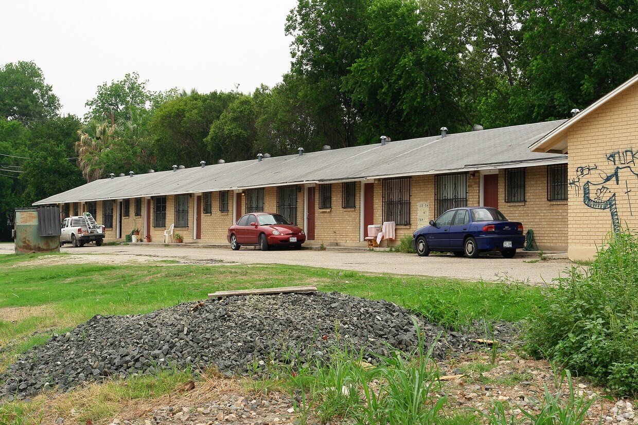 Building Photo - 643 West Summit Ave