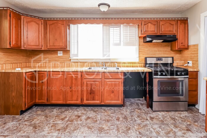 Primary Photo - 5569 Rockdale Rd