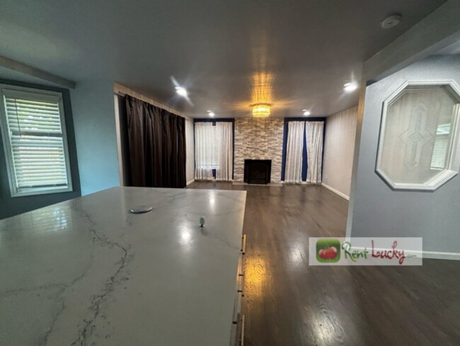 Foto del edificio - Stunning & Spacious 4 Bedroom Home with 2....