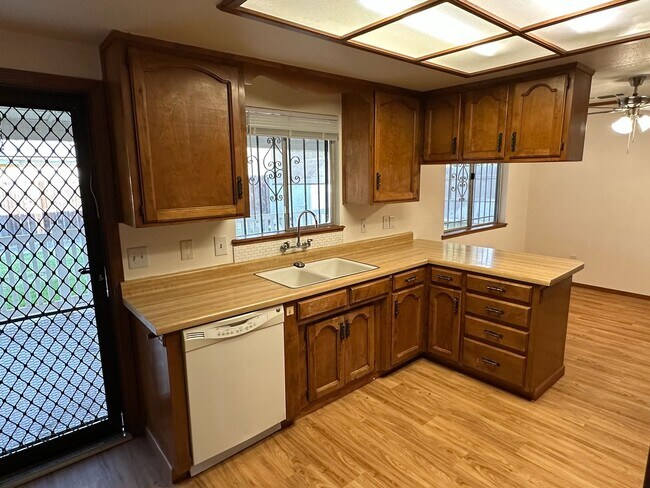 Foto del edificio - 570 N Lemona St