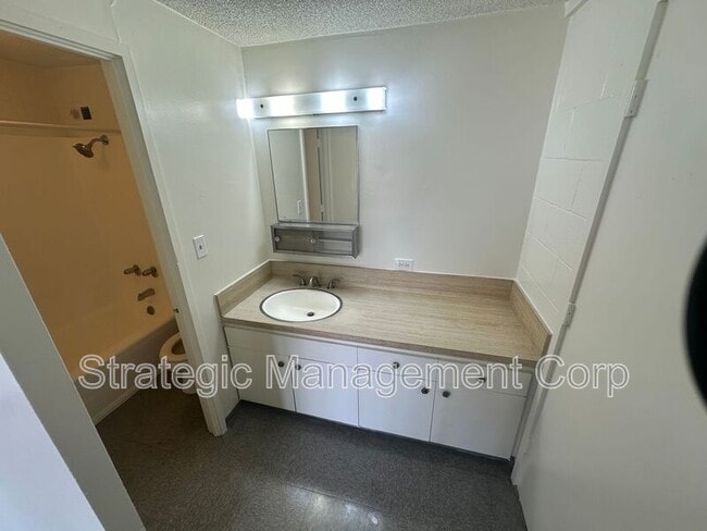 Building Photo - 1301 Lusitana St