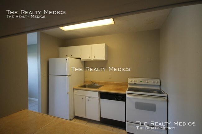 Building Photo - 2 Bedroom/1.5 Bath Huntington on the Green