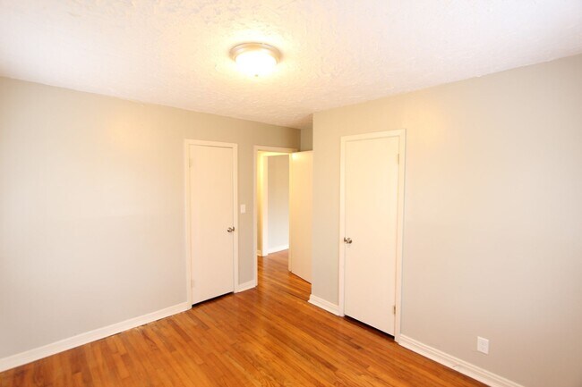 Building Photo - New On the Market - South Eastlake - Newly...