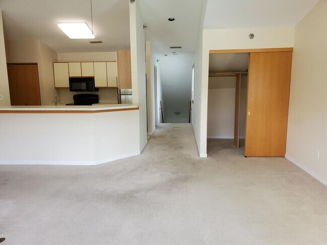 Building Photo - Brookfield 2 Bed 2 Bath Condo