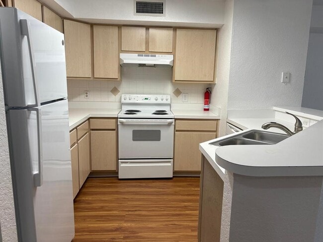 Building Photo - 820 Camargo Way