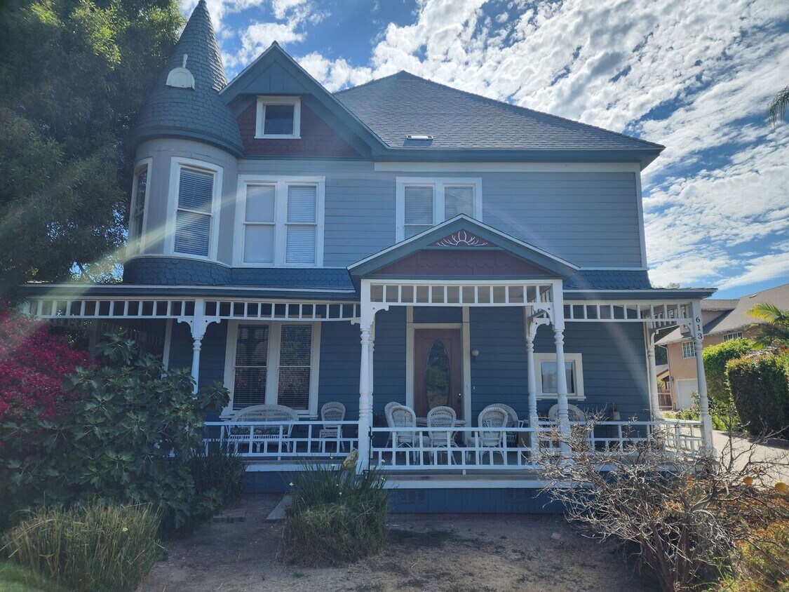 Primary Photo - Mid term rental and rooms available in a S...