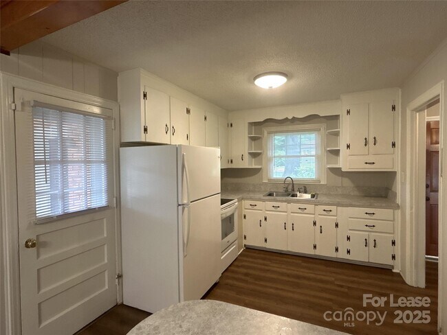 Building Photo - 3847 Whitehall Dr