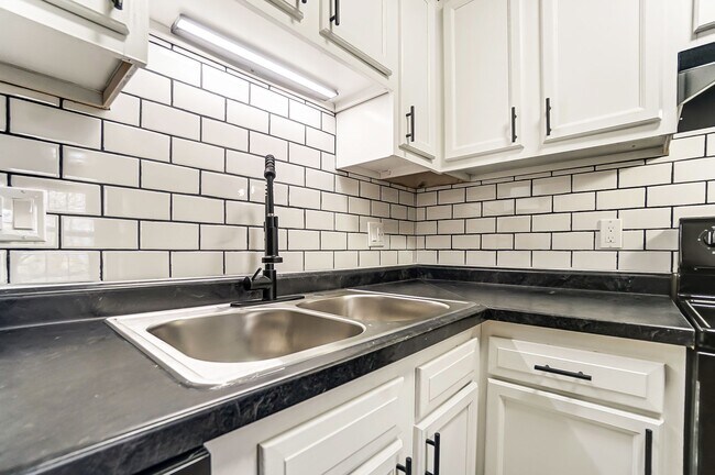Foto del edificio - Renovated 2 Bedroom with Washer + Dryer Av...