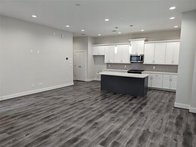 Foto del edificio - 3344 Pinemont Dr