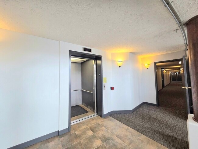 Photo du bâtiment - 10221-10111 111 St NW