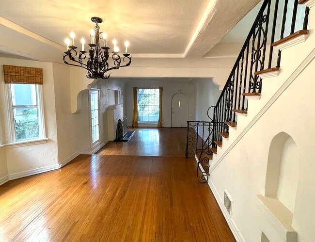 Building Photo - 925 Westmount Dr