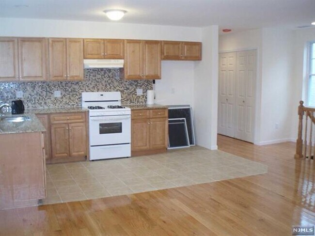 Building Photo - 284 Broad Ave
