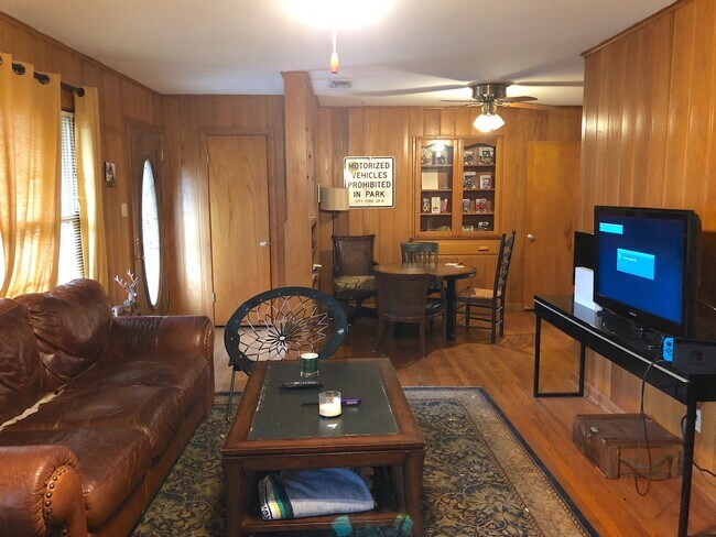 Foto del edificio - AVAILABLE FOR FALL 2024 MOVE-IN!!!