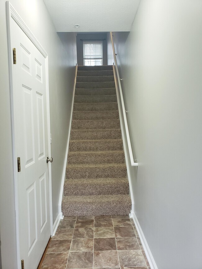 Staircase (1st to 2nd Floor) - 330 Creekview Ln