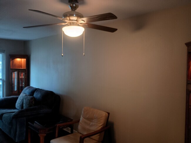 Foto del edificio - Room in Single Family Home on Brettonwood Dr