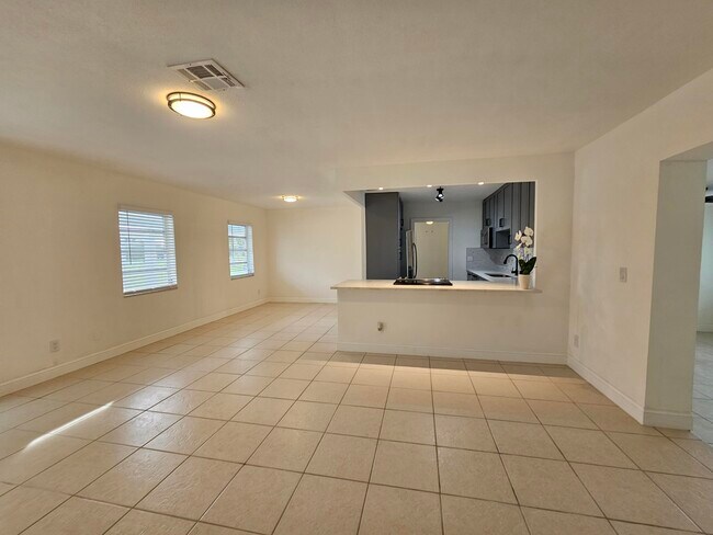 Building Photo - 141 SE Soneto Ct