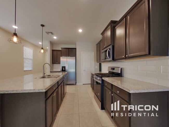Building Photo - 40381 W Hillman Dr