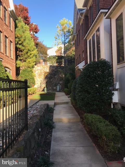 Building Photo - 2547 S Kenmore Ct