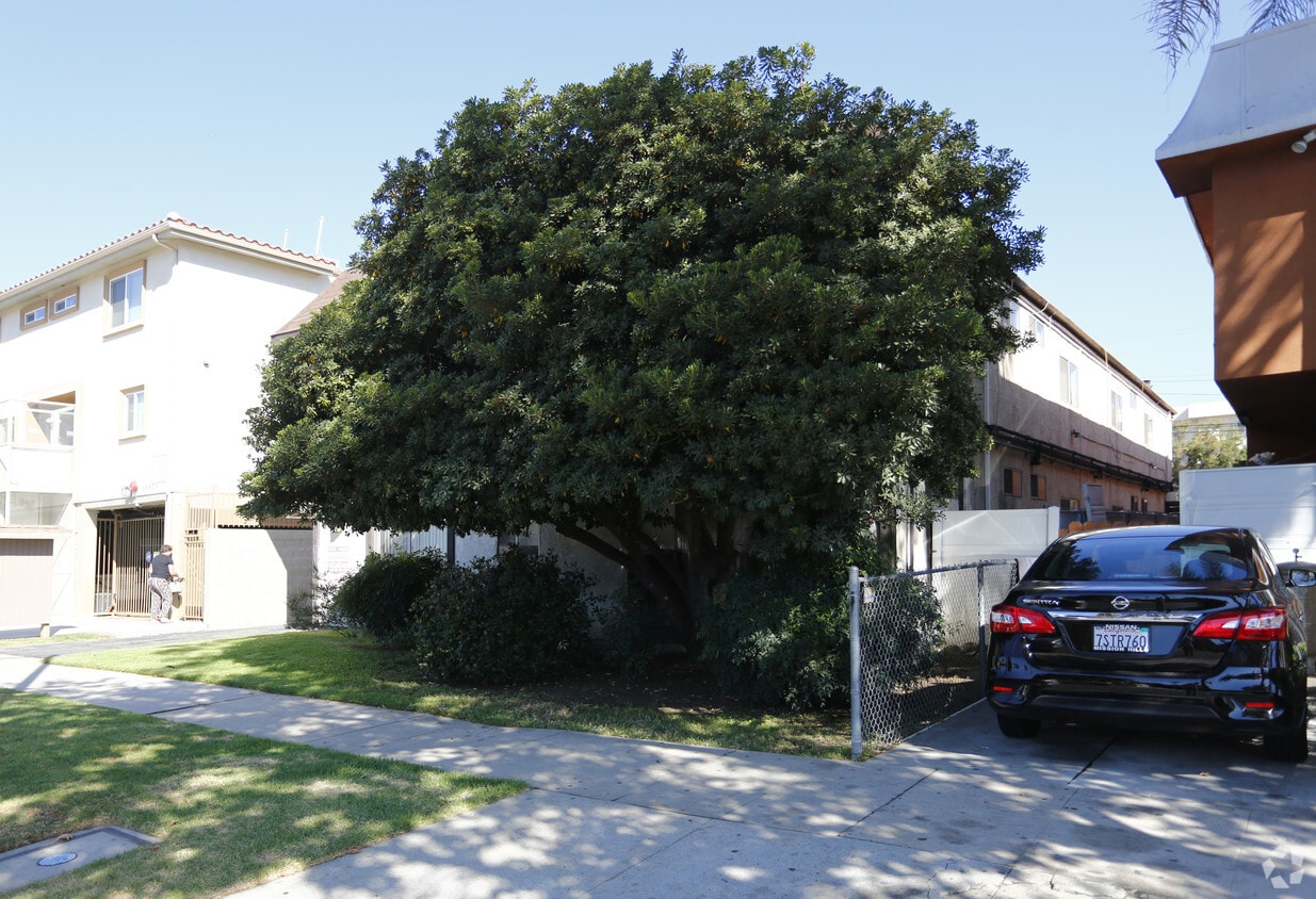 Building - 14817 Sylvan St