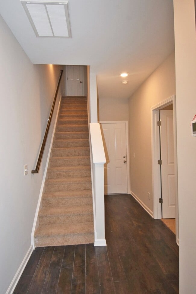 Building Photo - Gorgeous luxury 2BD/2.5BA M'boro townhome ...