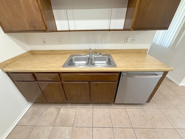 Building Photo - 2.5 Bed + 1.5 Bath + 2 Car Garage + Centra...