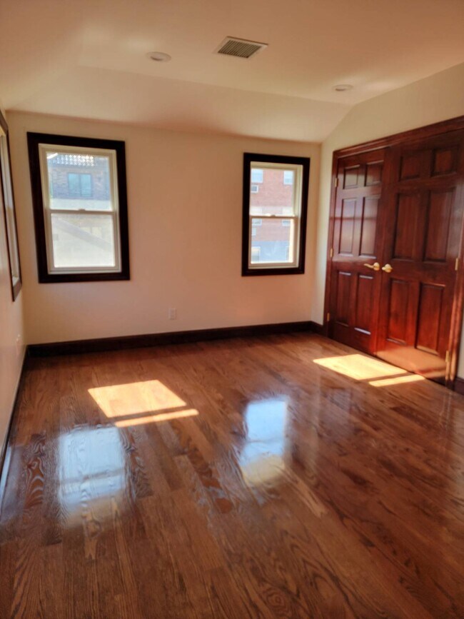 Foto del edificio - 42-18-42217 217th St