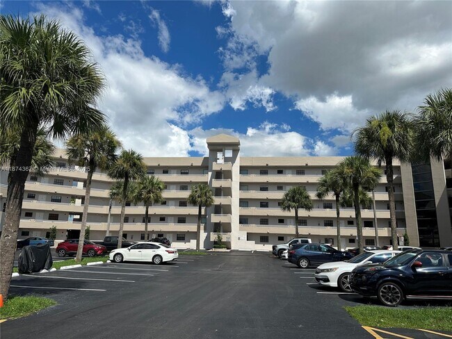 Foto del edificio - 15969 NW 64th Ave