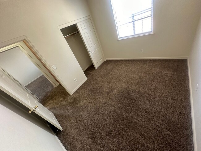 Building Photo - Four Bedroom Home For Rent!!