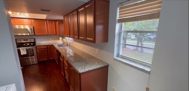 Foto del edificio - 4143 Shore Acres Blvd NE