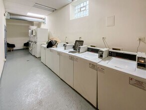 Building Photo - 1036 W Dakin St