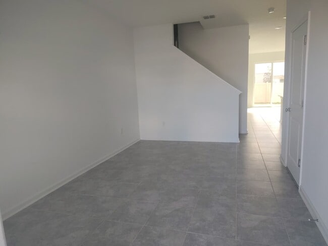 Building Photo - 2572 Skyline Lp