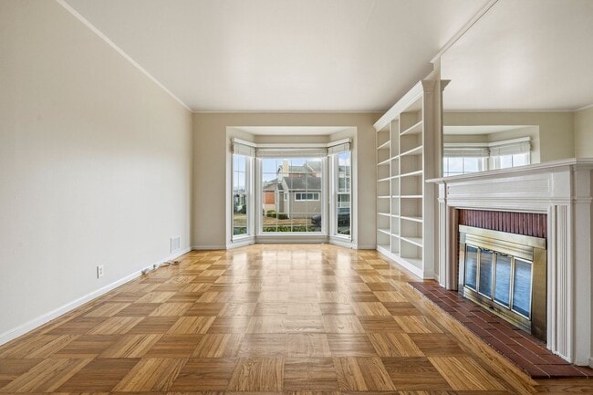 Building Photo - Spacious and Bright 3 Bed + Bonus Room, 2 ...