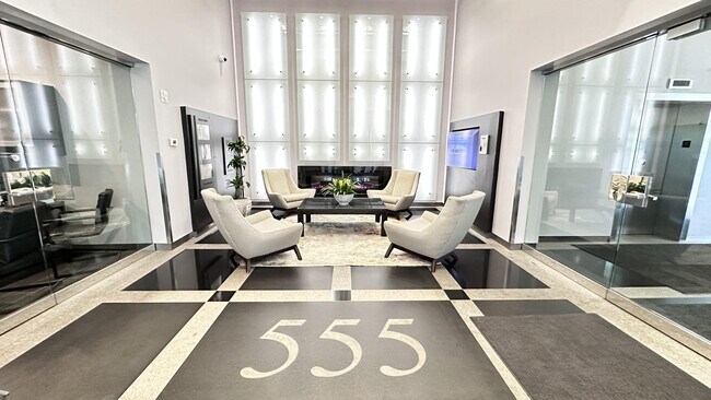Foto del edificio - 555 N Old Woodward Ave