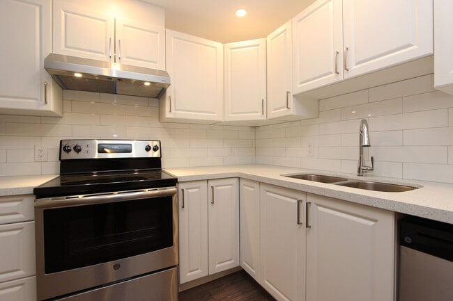 Building Photo - 628 Wilson Rd N