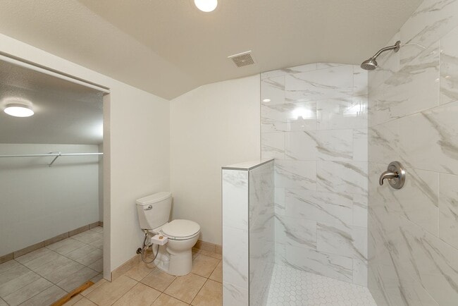 Building Photo - Studio located in Oceanside!