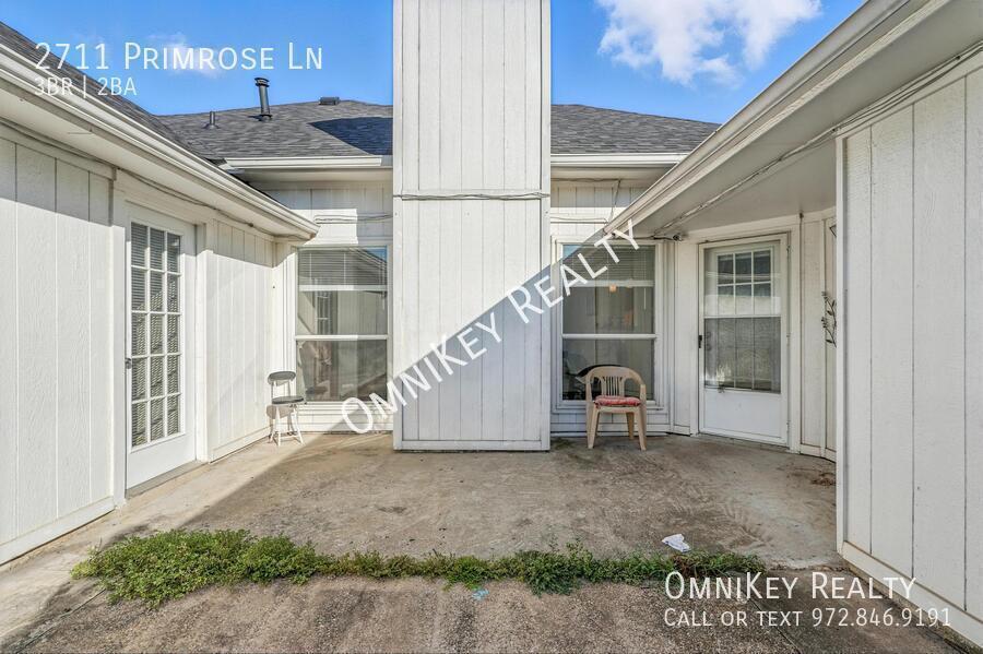 Building Photo - 2711 Primrose Ln