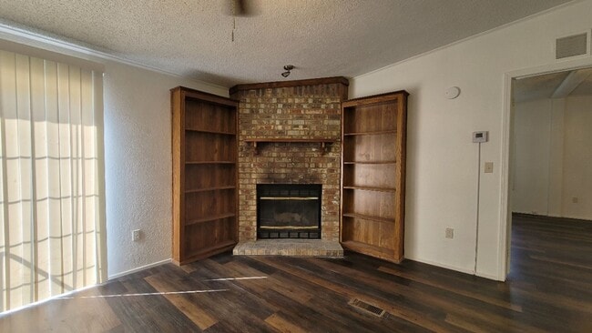 Building Photo - BEAUTIFUL 4 BEDROOM DOUBLEWIDE IN COMMANDE...