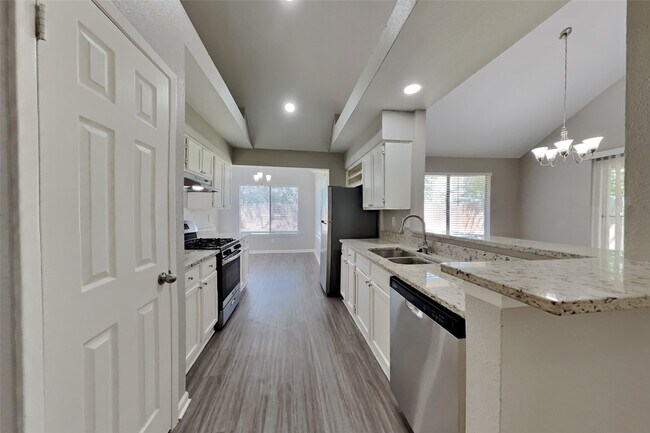 Foto del edificio - 7323 Livery Ln