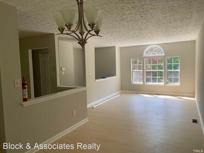 Building Photo - 5 br, 3 bath House - 5919 Hadrian Drive