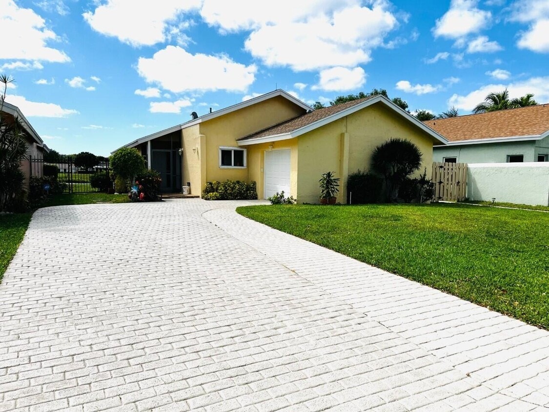 Primary Photo - 1080 NW 20th Ave