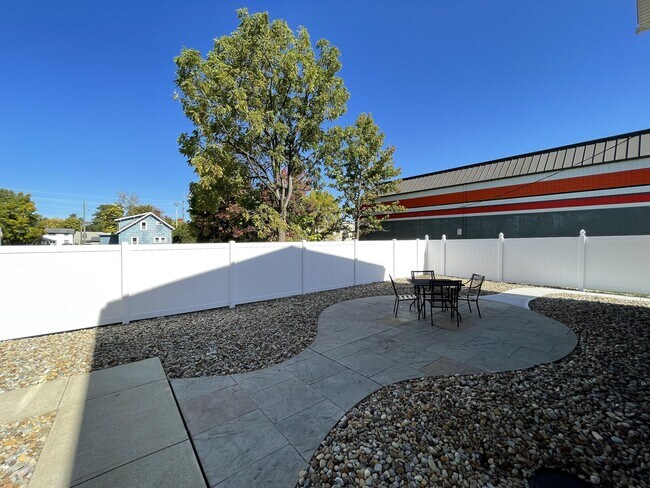 Foto del edificio - 135-145 Lafayette Rd