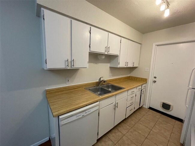 Building Photo - 2204 Berkett Dr