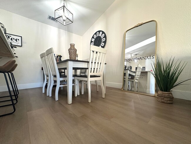 Foto del edificio - Gorgeous 2 Bed, 1.5 Bath Condo with Commun...