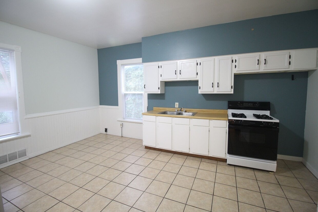 Primary Photo - Charming 2-Bedroom Duplex for Rent! State ...