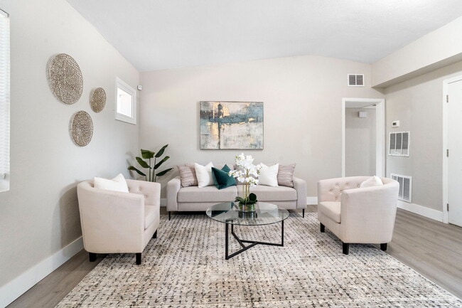 Building Photo - 6113 Hialeah St