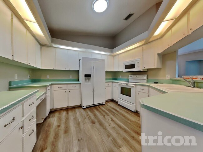 Building Photo - 495 Cartagena St